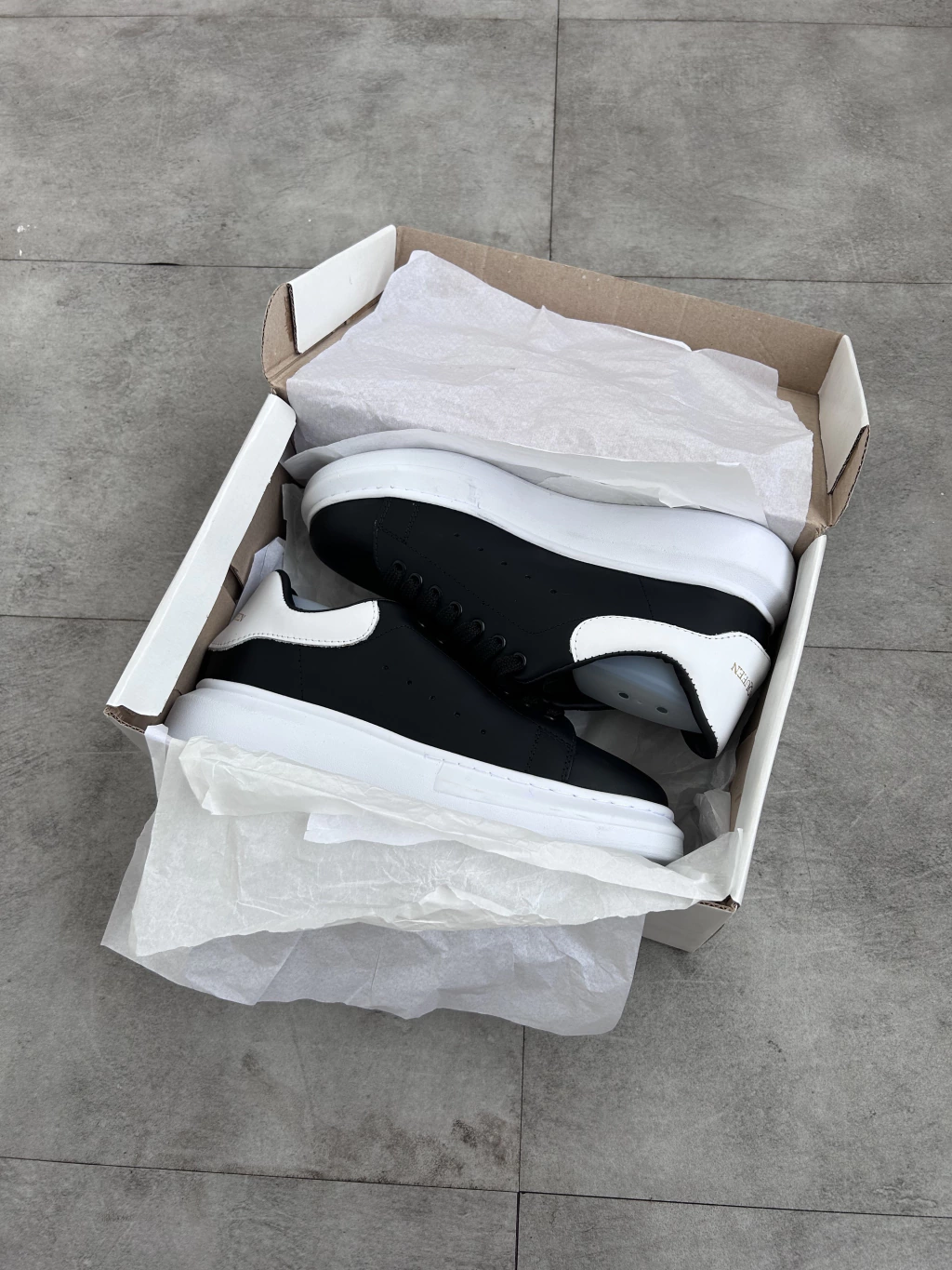 ALEXANDER MCQUEEN PRETO C/ BRANCO - Imagem 2