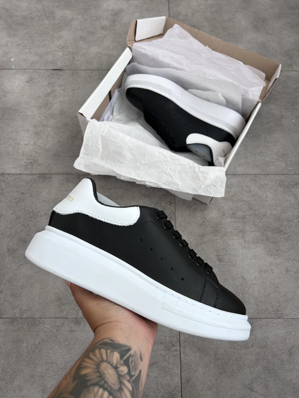 ALEXANDER MCQUEEN PRETO C/ BRANCO - Imagem 3