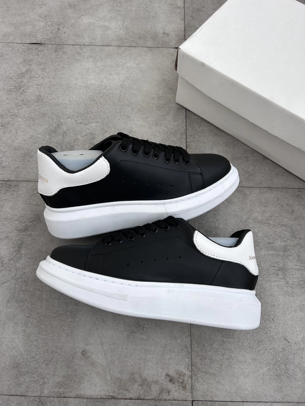 ALEXANDER MCQUEEN PRETO C/ BRANCO